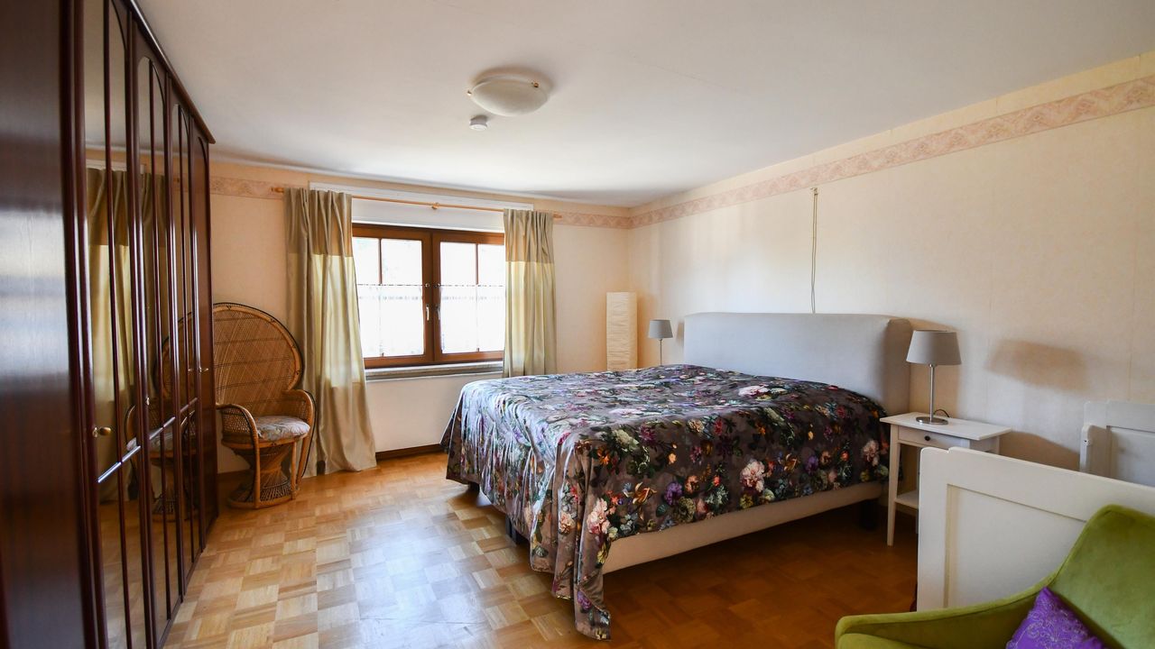 Schlafzimmer 2 mit Kinderbett Schlafzimmer 2 mit Kinderbett